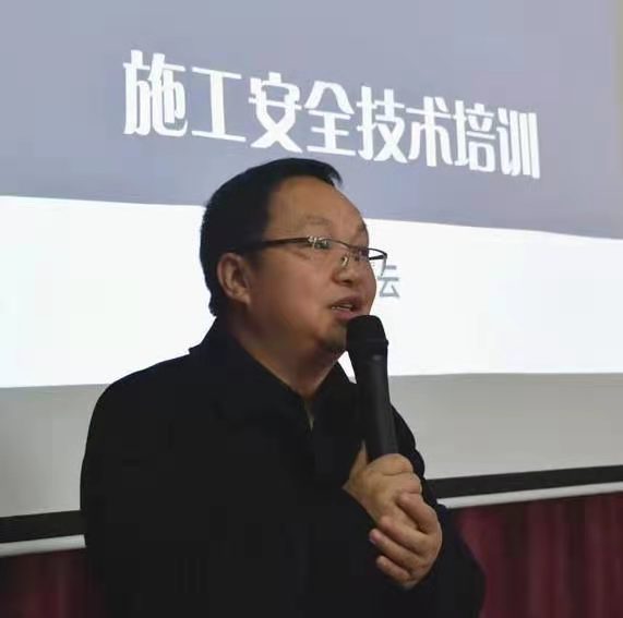 李宗云-早年任职上海工业设备安装公司施工员、技术员，后在大学从事六年的专业教学工作，十六年工程造价与施工安全技术信息化研究，筑嘉信息技术有限公司及质量安全培训服务中心创始人、首席专业讲师，湖南大学特聘讲师、北京中房商学企业管理研究院特聘讲师、全国知名建设工程系列课程专业讲师。.jpg